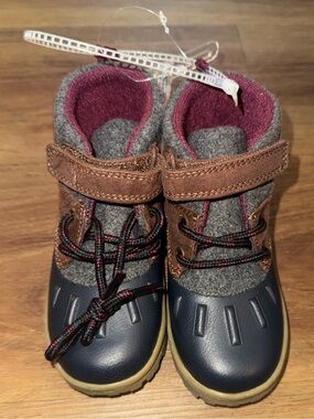 Carters Toddler Duck Boots Size 8 Blue Brown Stylish & Comfortable Snow boots.